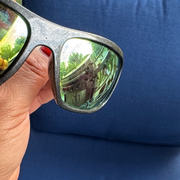 Stylish Black Sunglasses with Gold Lenses - Picture 2 of 4